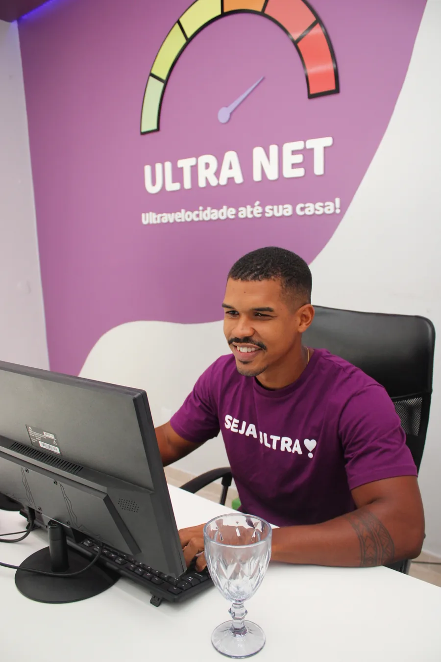 Atendente da UltraNet prestando suporte ao assinante